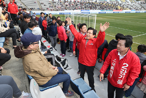 선관위 “강기윤, 선거법 위반”…한국당, ‘축구장 유세’ 막판 악재로