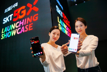 “프로게이머된 듯 e-스포츠 관람”..SKT 최초 5G 가입자는 EXO