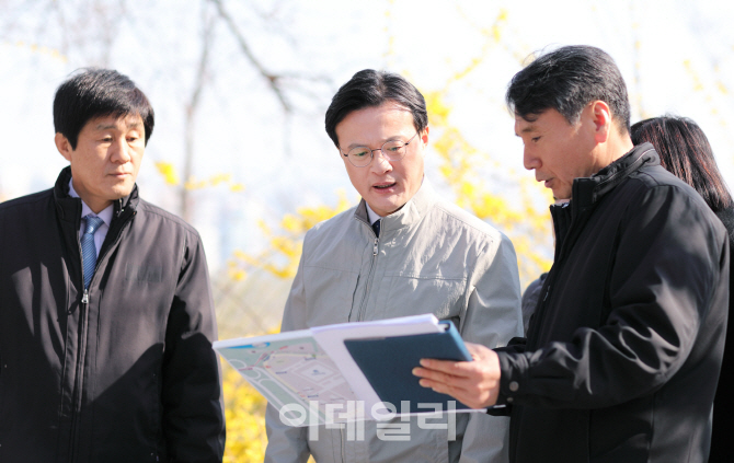 [포토]채현일 영등포구청장, 여의도 봄꽃축제 점검
