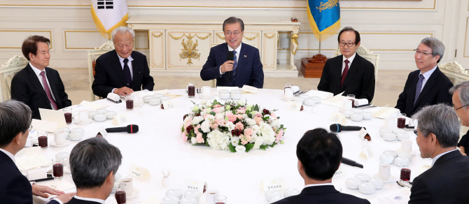 "최저임금·52시간 근로제, 시장수용성 감안해야"…文에 쏟아진 경제계 원로 고언