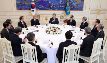 文대통령 “국민들이 가장 걱정하는 대목이 경제”