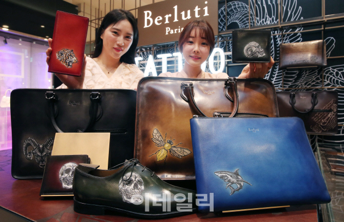 [포토]롯데백화점, '벨루티 가죽제품에 타투를'
