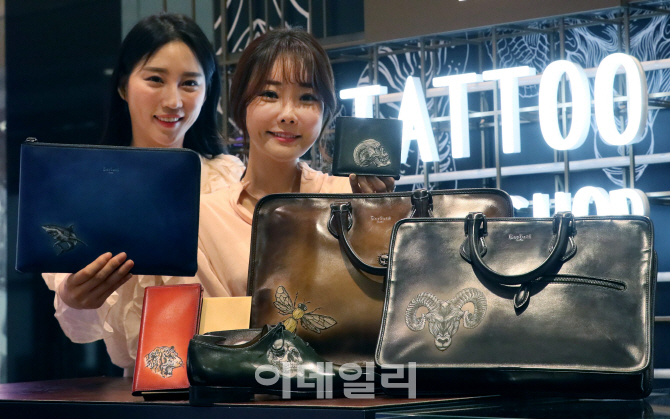 [포토]'벨루티 가죽제품에 타투를'
