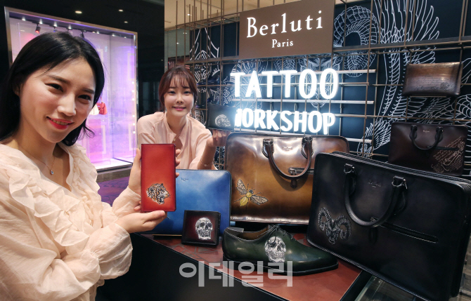 [포토]'벨루티 가방에 멋진 타투를'