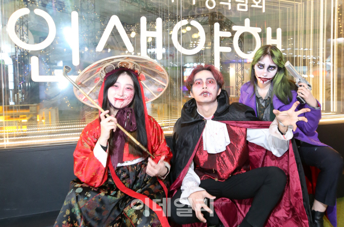 [포토]'2019 내나라여행박람회'에서 만나는 어우동-드라큘라-조커