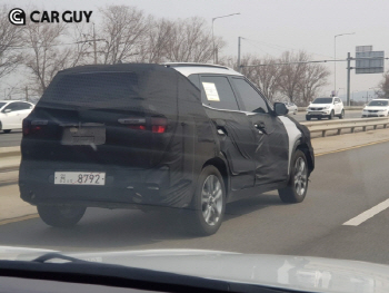 자유로서 목격 기아차 소형 SUV..스토닉과 스포티지 사이