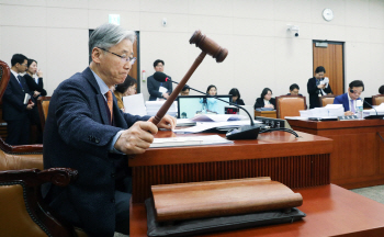 종교인 과세 완화법 처리 보류…“조세 형평성 훼손”