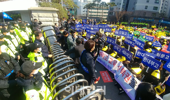 거리 나온 자사고 학부모들 "조희연 교육감 면담 없으면 다시 집회"