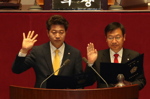 첫 본회의…정점식 “경제활성화 노력” 여영국 “노회찬 잇겠다”