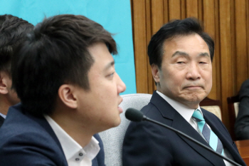 3.57% 충격 바른미래, "지도부 사퇴하라" vs "떠날 사람 떠나라"