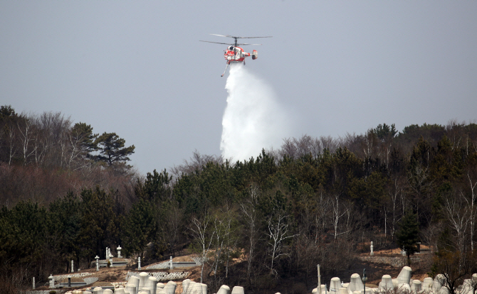 산불 사흘째 진화작업 재개…헬기 14대·8884명 투입 총력