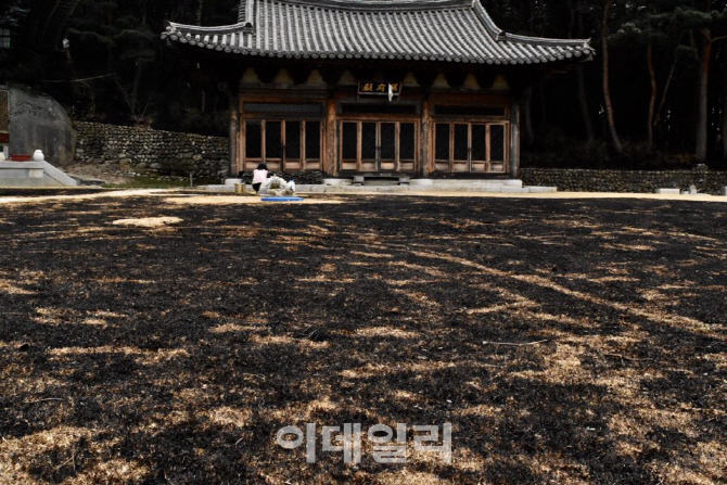 [강원산불]화마(火魔), 천년사찰 삼킬 뻔했다