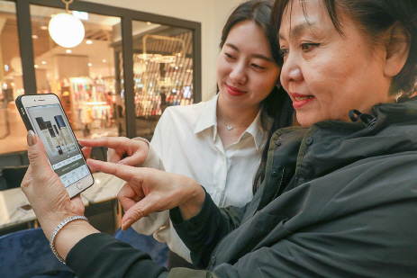 '시니어 엄지족' 잡아라…현대百, 모바일 앱 개편