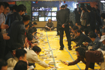 비밀통로 뚫린 빌라서 '탁탁'…주부도박단 검거