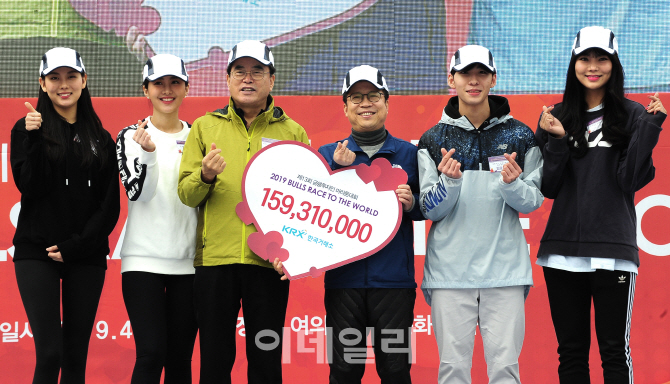 [포토] 금융투자인 마라톤대회, 후원금 전달