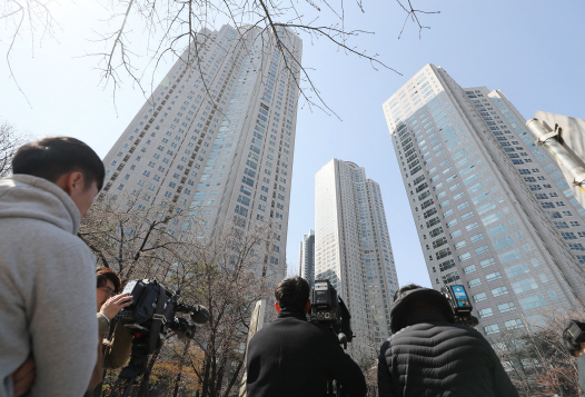 `뇌물 초점` 김학의 수사단, 압수수색으로 시동…윤중천 `입` 주목