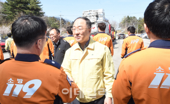 산불 현장 찾은 홍남기 “소방장비 예산 확대하겠다”