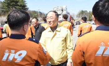 산불 현장 찾은 홍남기 “소방장비 예산 확대하겠다”