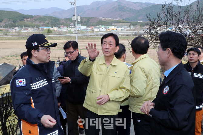 [포토]진영 행정안전부 장관, 강원도 동해안 일원 산불피해 현장 점검