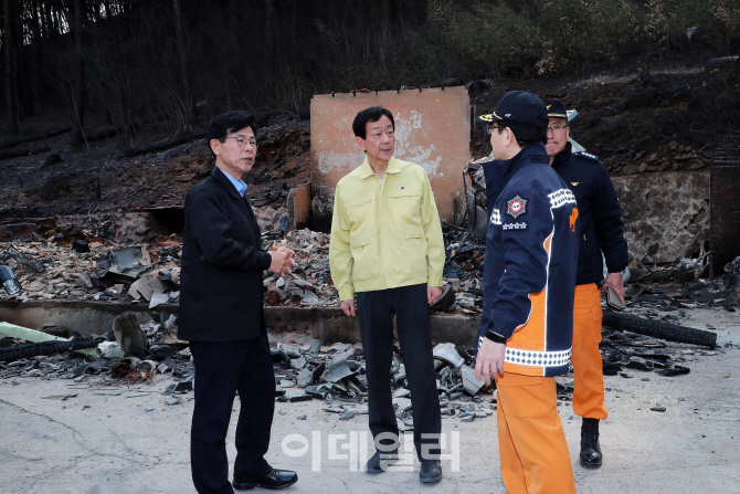 [포토]진영 행정안전부 장관, 강원도 동해안 일원 산불피해 현장 점검 나서