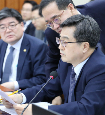 ④세수와 고용…복잡해지는 정부 셈법