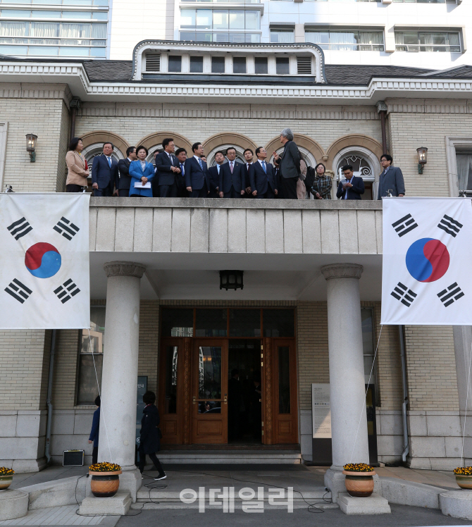 [포토]임정수립 100주년 맞아 경교장 찾은 더불어민주당 지도부와 박원순 시장