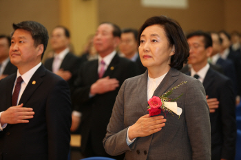 박영선 중기부 장관 취임… “외부와 시너지 강화, 中企 ‘컨트롤타워’ 될 것”