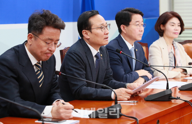 [포토]모두발언하는 홍영표 원내대표