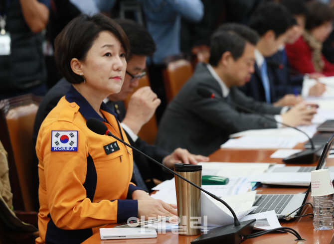 [포토]행안위 전체회의, '119 소방복 입은 이재정 의원'