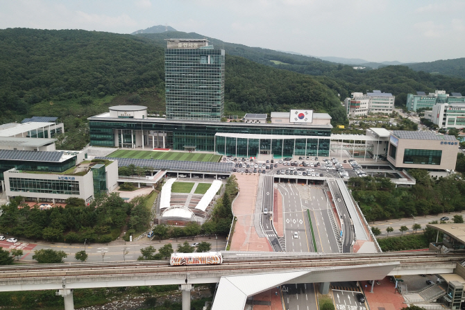 용인시 마평동 종합운동장 부지 개발 전면 보류