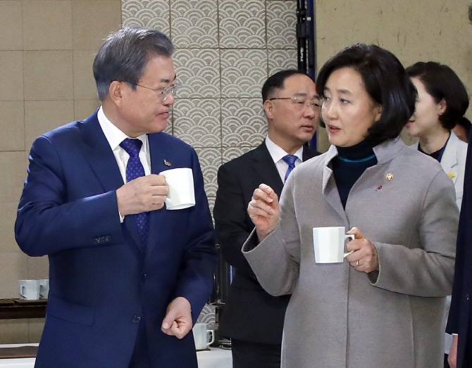 ‘중기부 새내기’ 박영선 장관 ‘독서토론’ 제안… 첫 책은 ‘수축사회’
