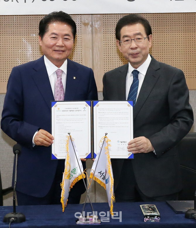 [포토]기념촬영하는 박원순 시장-김병원 농협중앙회장