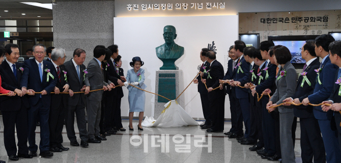 [포토]'대한민국 임시의정원 의장 홍진 선생 흉상 제막'