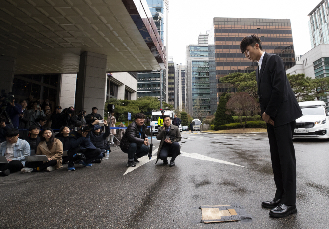 '음란물 유포 혐의' 로이킴 경찰 출석…"심려끼쳐 죄송"