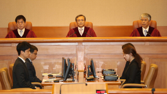 낙태죄 '헌법불합치'…"국회, 내년 말까지 법 개정해야"(상보)