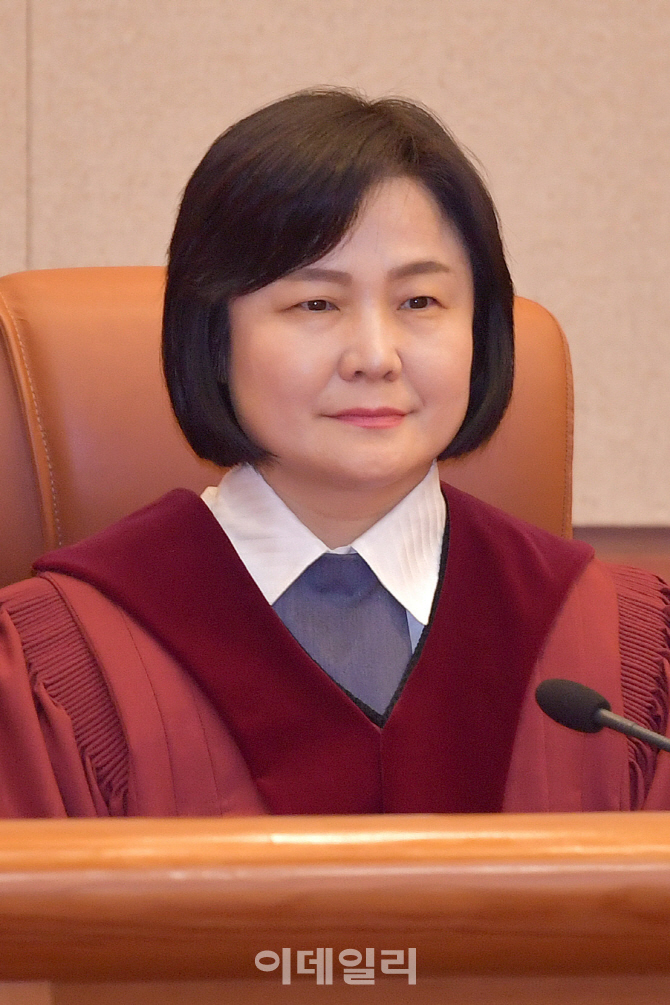 [포토]심판정에 입정한 이은애 헌법재판관