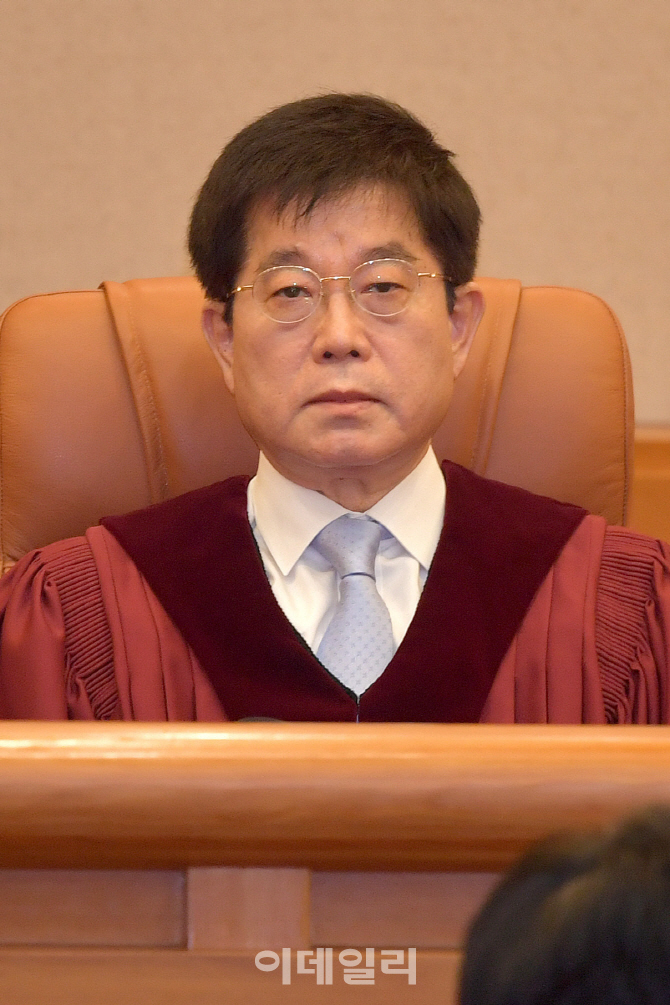 [포토]심판정에 입정한 서기석 헌법재판관