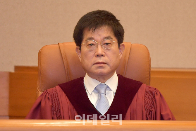 [포토]헌법재판소 심판정에 입정한 서기석 재판관
