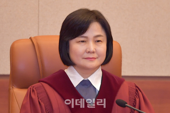[포토]헌법재판소 심판정에 입정한 이은애 재판관