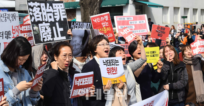 [포토]낙태죄 위헌에 환호하는 폐지 찬성 집회 회원들