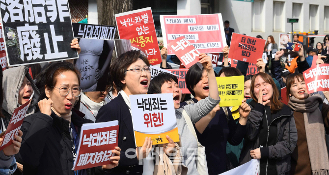 [포토]환호하는 폐지 찬성 집회 회원들