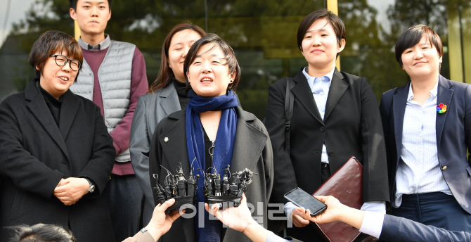 [포토]취재진 질문에 답하는 낙태죄 위헌소송 대리변호사들