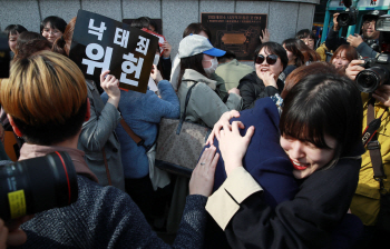 "여성, 출산여부 결정권 있어" vs "성관계 결과인 임신 책임져야"