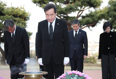 이낙연 총리, 서울현충원 임시정부 요인묘역 참배