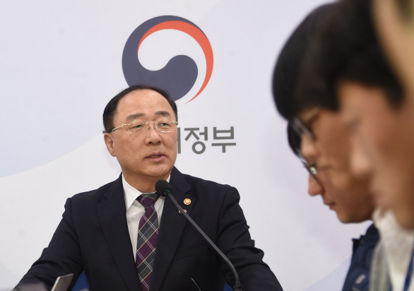 유류세 인하, 8월까지 연장…“세부담 6천억 감소”