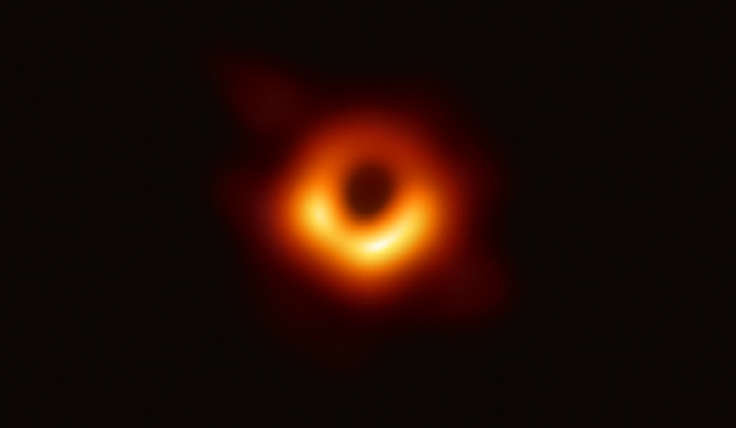 인류 최초 블랙홀 관측 성공…이론상의 블랙홀 '실제'가 되다