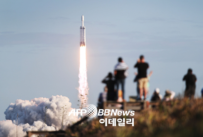 스페이스X '팔콘 헤비' 발사 성공…추진체 로켓 3기도 회수