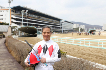 "내 나이가 어때서".. 56세 최고령 40년 경력 김기배 기수