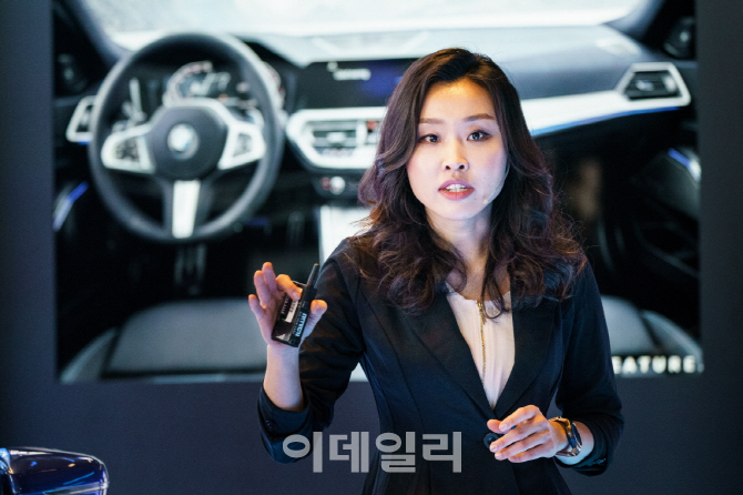 확 바뀐 BMW 아이콘 '3시리즈'..인테리어 총괄 디자이너는 한국인
