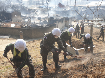 '화마'와 싸운 장병들…지역민 상처 보듬는 국민의 군대